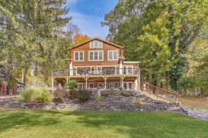 Zahrada ubytování Huge Waterfront Home with Dock on Lake Wallenpaupack