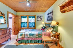 Postel nebo postele na pokoji v ubytování Huge Waterfront Home with Dock on Lake Wallenpaupack