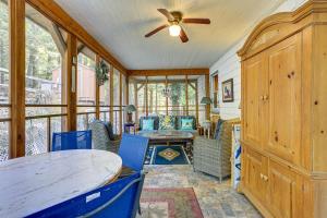 Fotografie z fotogalerie ubytování Huge Waterfront Home with Dock on Lake Wallenpaupack v destinaci Hawley