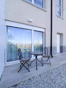 un patio avec deux chaises et une table sur un balcon dans l'établissement InCentro Boutique Apartments, à Macerata