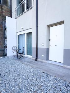 un banc assis sur le balcon d'un bâtiment dans l'établissement InCentro Boutique Apartments, à Macerata