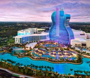 een weergave van een resort met een groot gebouw bij Private Studio with Patio-King Bed, Near Beach & Casinos in Hollywood