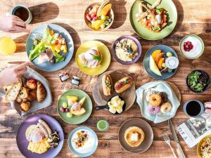 een houten tafel met borden met eten erop bij Mercure Saga Karatsu Resort in Karatsu