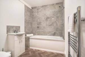 Et badeværelse på Modern 1 Bed Apartment in Central Wrexham