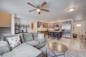 un salon avec un canapé et un ventilateur de plafond dans l'établissement Mountain View Haven in Belgrade, à Belgrade