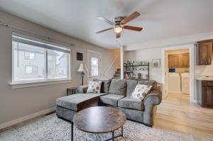 un salon avec un canapé et une table dans l'établissement Mountain View Haven in Belgrade, à Belgrade