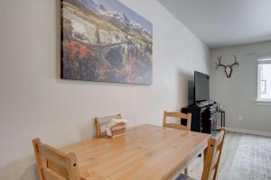 une table de salle à manger avec des chaises et un tableau au mur dans l'établissement Mountain View Haven in Belgrade, à Belgrade