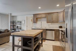 une cuisine avec des armoires en bois et une table en bois dans l'établissement Mountain View Haven in Belgrade, à Belgrade 26 autres photos