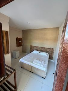 een slaapkamer met een groot bed in een kamer bij Franz Beach in Nova Viçosa +55 foto's