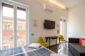 TV/trung tâm giải trí tại B&B Un Passo Dal Treno Piazza Vittorio Veneto 36-Salerno Station