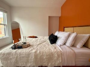 een slaapkamer met een groot bed en een spiegel bij Jungle House Columbus Short North Downtown Free Parking - Near Convention Center & Nationwide Arena - 4BR Luxury Home - Sleeps 12 - Over 5,800 Five Star Stays in Columbus