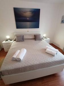 een slaapkamer met een groot bed met twee handdoeken erop bij Good choice in Valbandon