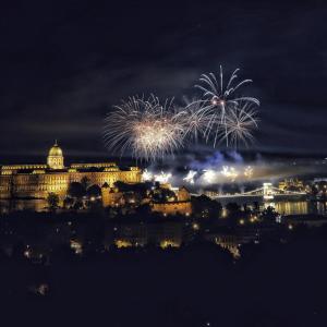 un feu d'artifice devant une ville la nuit dans l'établissement Hotel Orion, à Budapest