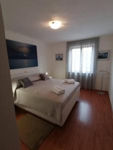 een slaapkamer met een bed met twee handdoeken erop bij Good choice in Valbandon