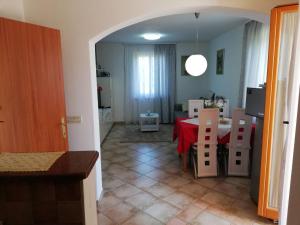 een keuken en eetkamer met een rode tafel en stoelen bij Good choice in Valbandon