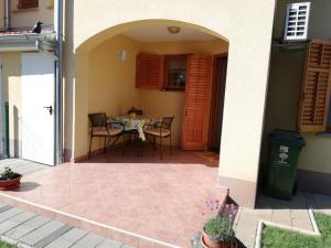 een patio met een tafel en stoelen in een huis bij Good choice in Valbandon +9 foto's