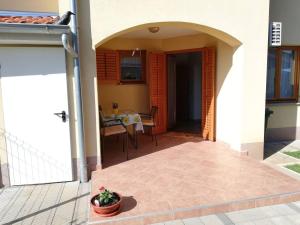 een huis met een patio met een tafel en een plant bij Good choice in Valbandon