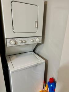 Billede fra billedgalleriet på Jungle House Columbus Downtown Free Parking Sleeps 8 - Near Convention Center & Nationwide Arena - 2BR Short North Luxury Home - Over 5,800 Five Star Stays i Columbus + 25 billeder