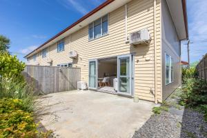 una casa con un patio di fronte di Stylish apartment Whanganui a Whanganui