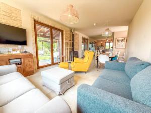 a living room with a blue couch and a dining room at un MONDO A PARTE in Monsampolo del Tronto
