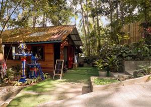 une petite maison avec un panneau devant dans l'établissement Pyramid Yoga Koh Phangan, à Ko Pha Ngan