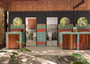 une salle de bain avec toilettes, deux lavabos et miroirs dans l'établissement Pyramid Yoga Koh Phangan, à Ko Pha Ngan