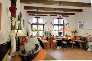 ein Wohnzimmer mit Sofa und Tisch in der Unterkunft Wittlers Hotel in Ratzeburg