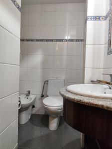 une salle de bain avec toilettes, lavabo et baignoire dans l'établissement casa na aldeia - entre Fundão e Covilhã, à Pêro Viseu