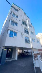 Bygningen som villaen ligger i + 18 billeder