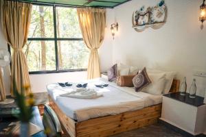 En eller flere senge i et værelse på Pench Wilderness Camp Resort