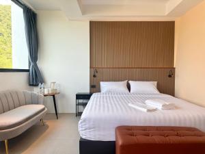 Giường trong phòng chung tại Kefir Phuket