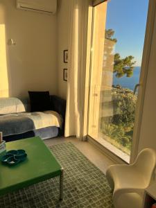 een woonkamer met uitzicht op de oceaan bij Casa Favelas, Vue Mer, plages et Monaco à pieds in Cap d'Ail
