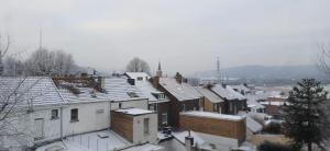een groep huizen bedekt met sneeuw bij Belle CHAMBRE in Seraing