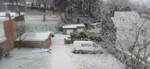 een bestelwagen geparkeerd op een met sneeuw bedekte binnenplaats bij Belle CHAMBRE in Seraing