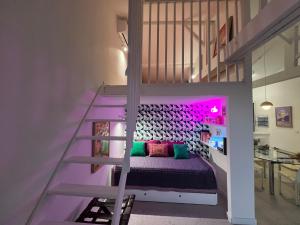 een slaapkamer met een stapelbed in een loft bij Casa Favelas, Vue Mer, plages et Monaco à pieds in Cap d'Ail +101 foto's