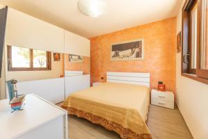 una camera con letto e pareti arancioni di Villa Mare Salento a Taurisano