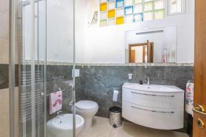 un bagno con wc, lavandino e doccia di Villa Mare Salento a Taurisano Altre 28 foto