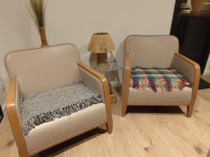 due sedie sedute l'una accanto all'altra in una stanza di Kercabellec a Mesquer