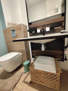 un bagno con un water, un lavandino e uno specchio di Kercabellec a Mesquer