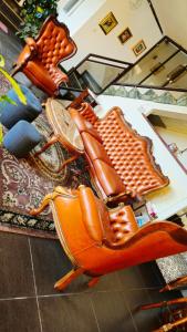 Zwei Stühle stehen auf einem Teppich. in der Unterkunft Casa Sulfina in Radoşi + 7 Fotos