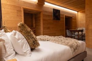 een slaapkamer met een bed in een houten kamer bij Maisons Grandes Murailles in Valtournenche