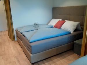 En eller flere senge i et værelse på Lakeside Central Apartment Wörthersee