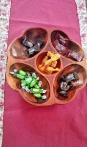 een houten dienblad gevuld met koekjes en snacks op een tafel bij La Casa de las Nereidas in Cuenca