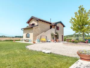 a large stone house with a yard with a yard at un MONDO A PARTE in Monsampolo del Tronto