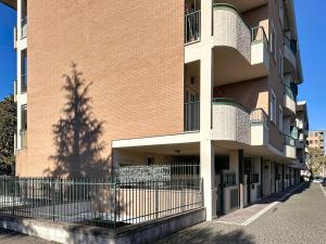 een schaduw van een boom aan de zijkant van een gebouw bij Alloggio Turistico - I tre Moschettieri - Zona Universitaria e Tribunale Nuovo in Viterbo