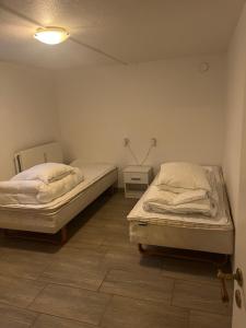 a room with two beds and a lamp in it at Cozy Corner in Augustenborg