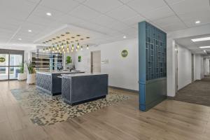 eine Bürolobby mit einer blauen Tür und einem Schreibtisch in der Unterkunft B&B HOTEL Orlando International Drive near Universal - Newly Renovated! in Orlando + 34 Fotos
