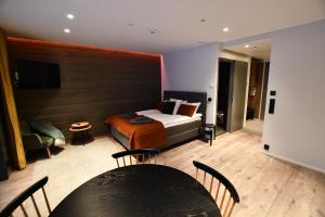 a bedroom with a bed and a table and chairs at Kurula's Resort in Pyhätunturi