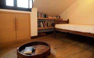 Habitación con cama y mesa con libros. en Nine Hotel, en Monza