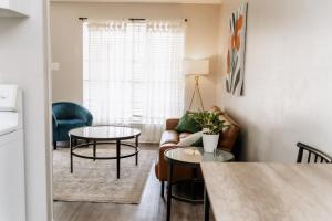 ein Wohnzimmer mit Sofa und Tisch in der Unterkunft Parkside & Broadview Memphis Comfort in City Ctr in Memphis